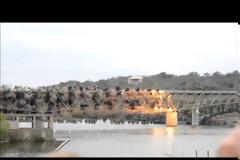Μία εντυπωσιακή έκρηξη γέφυρας (Video)