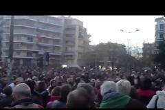 TΩΡΑ: Χτυπούν τις κατσαρόλες και φωνάζουν φτάνει πια έξω από το ΥΜΑΘ!