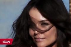 Η Katie Holmes ποζάρει τόπλες και εκτός από άλλα παιδιά θέλει λέει να γίνει δικηγόρος