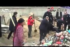 Εργάτης δολοφόνησε αστυνομικό με τσάπα μπροστά στην camera !!!!!