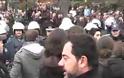 Άγρια σύγκρουση μελών του ΠΑΜΕ με δυνάμεις της αστυνομίας κατά την κατάθεση στεφάνων στην κεντρική πλατεία της Κοζάνης [video]