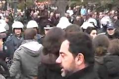 Άγρια σύγκρουση μελών του ΠΑΜΕ με δυνάμεις της αστυνομίας κατά την κατάθεση στεφάνων στην κεντρική πλατεία της Κοζάνης [video]