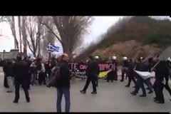 Διαδηλωτές πραγματοποιούν πορεία προς το Γερμανικό Προξενείο στη Θεσσαλονίκη [video]
