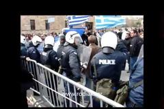Επεισόδια στη Ρόδο - Πoλίτης σε αστυνομικό: Πάρε τον αλήτη από μπροστά μου - Δείτε το video