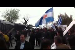 Πότε θα κάνει ξαστεριά τραγούδησαν διαδηλωτές στη Θεσσαλονίκη μπροστά στα ΜΑΤ [video]
