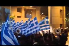 ΣYMBAINEI TΩΡΑ: Δείτε το video με τα άτομα της Χρυσής Αυγής έξω από το Mega Channel