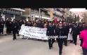 Με συνοδεία αστυνομικής δύναμης παρέλασαν διαμαρτυρόμενοι οι φοιτητές του ΤΕΙ Καστοριάς