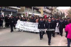 Με συνοδεία αστυνομικής δύναμης παρέλασαν διαμαρτυρόμενοι οι φοιτητές του ΤΕΙ Καστοριάς