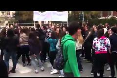 Συγκέντρωση και πορεία διαμαρτυρίας πραγματοποίησαν μαθητές και γονείς των Πειραματικών σχολείων