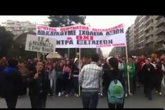 Συγκέντρωση και πορεία διαμαρτυρίας πραγματοποίησαν μαθητές και γονείς των Πειραματικών σχολείων