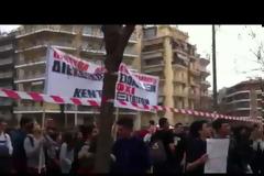 Συγκέντρωση και πορεία διαμαρτυρίας πραγματοποίησαν μαθητές και γονείς των Πειραματικών σχολείων