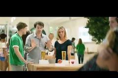 Η νέα διαφήμιση της Carlsberg διακωμωδεί τα Apple Stores! [Video]
