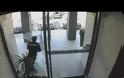 Βίντεο για γέλια: Κλέφτης προσπαθεί να διαφύγει με τα κλοπιμαία και πέφτει πάνω σε τζαμαρία!