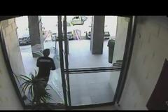 Βίντεο για γέλια: Κλέφτης προσπαθεί να διαφύγει με τα κλοπιμαία και πέφτει πάνω σε τζαμαρία!