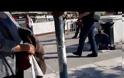 Άλλος ένας ζητιάνος - απατεώνας, ξεμπροστιάζεται στην κάμερα. Μετά τη... βάρδια του, σηκώνεται και φεύγει περπατώντας!