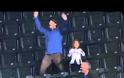 Ένας daddy... very cool! [video]