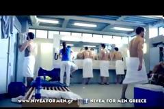 Σας θυμίζει κάτι η γυναίκα δίπλα στον Λουκάκο; Kι όμως την ξέρετε…