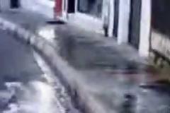Καστοριά: Οδός Μητροπόλεως - Καταστηματάρχες καθάρισαν τα πεζοδρόμια [video]