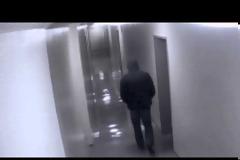 Φάντασμα...; Δέχτηκε επίθεση απο σκιά που κατέγραψαν κάμερες ασφαλείας ξενοδοχείου - Βίντεο