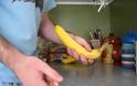 Καθαρίζοντας μια μπανάνα σαν… μαϊμού! [Video]