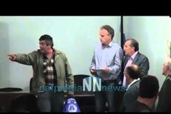 Πολίτης απείλησε με μπαλτά τον δήμαρχο Ναυπάκτου και πατέρα της Μπουλέ - Δείτε video