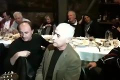 VIDEO - Ο Μίμης Παπαϊωάννου τραγούδα συγκινημένος τον ύμνο της ΑΕΚ