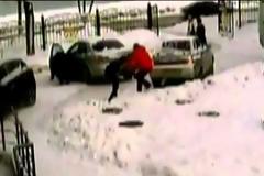 Απίστευτο video: Της έδινε οδηγίες και εκείνη παραλίγο να την σκοτώσει!