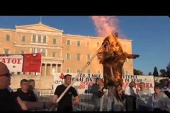 Στη βουλή έκαψαν τον Έλληνα εργαζόμενο! Δείτε βίντεο...