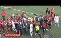 Απίστευτο ξύλο από...επόπτη σε ποδοσφαιριστή!