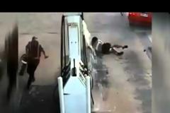 Παραλίγο να σκοτώσει την έγκυο κοπέλα του για λίγη βενζίνη [Video]
