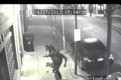 ΣΟΚ: Δείτε τη στιγμή που αφόπλισε το ληστή που του επιτέθηκε