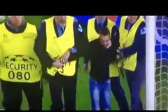 Μοναδική κίνηση - Η φανέλα του Ριμπερί στον εισβολέα [video]