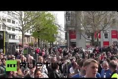 Χιλιάδες κόσμος συγκεντρώνεται για το άνοιγμα του πρώτου καταστήματος της Apple στο Βερολίνο