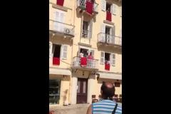 Σοβαρό ατύχημα στο έθιμο με τα κανάτια στην Κέρκυρα [video]