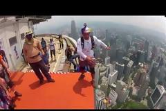 Απίθανο base-jumping για… γερές καρδιές! [video]