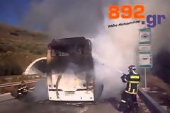Δείτε φωτογραφίες και βίντεο από το τουριστικό λεωφορείο που τυλίχθηκε στις φλόγες στην Εγνατία Οδό, κοντά στην Ηγουμενίτσα