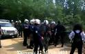 Σκουριές: Σε κρίσιμη κατάσταση ένας αστυνομικός που πυροβόλησε διαδηλωτής