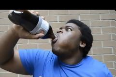 Ο νεαρός αποφάσισε να πιει Coca Cola με ...Mentos! [Video]