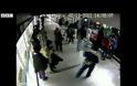 Κλέφτης αρπάζει το κινητό μιας γυναίκας και αμέσως τον χτυπάει λεωφορείο [Video]