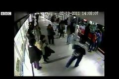 Κλέφτης αρπάζει το κινητό μιας γυναίκας και αμέσως τον χτυπάει λεωφορείο [Video]