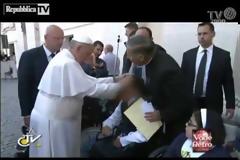 Βίντεο ΣΟΚ με τον Πάπα να τελεί «εξορκισμό» σε πιστό στο Βατικανό κάνει τον γύρο του κόσμου