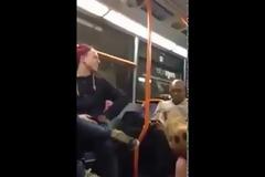 Ρατσιστικό παραλήρημα μέσα σε λεωφορείο (Βίντεο)