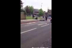 Σοκ στο Λονδίνο - Αποκεφάλισαν με μπαλτά στρατιώτη - Tι είπε ο δολοφόνος με ματωμένα χέρια στην κάμερα [βίντεο&εικόνες]