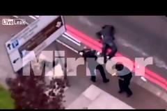 Η στιγμή που η αστυνομία πυροβολεί τους δράστες της δολοφονίας του στρατιώτη
