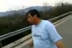 ΑΠΙΣΤΕΥΤΟ VIDEO: Ο Βουλευτής της Χρυσής Αυγής την...πέφτει σε Σκοπιανό φορτηγατζή. Του έβαψε το πρόσωπο με (!) σπρέυ [video ΝΤΟΚΟΥΜΕΝΤΟ]