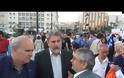 Δείτε σε βίντεο τον Μαριά να βρίσκεται έξω από τη Βουλή με τον κόσμο