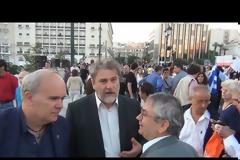 Δείτε σε βίντεο τον Μαριά να βρίσκεται έξω από τη Βουλή με τον κόσμο