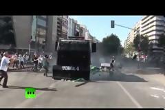 ΣΟΚ - Τεθωρακισμένο της Αστυνομίας παρασύρει Τούρκο διαδηλωτή