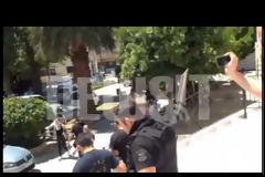 Ήθελαν να τον λιντσάρουν - Θάνατος! Θάνατος! φώναζαν συγκεντρωμένοι στα δικαστήρια στον δολοφόνο του ζευγαριού στο Aλιβέρι