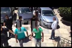 Ήθελαν να τον λιντσάρουν - Θάνατος! Θάνατος! φώναζαν συγκεντρωμένοι στα δικαστήρια στον δολοφόνο του ζευγαριού στο Aλιβέρι